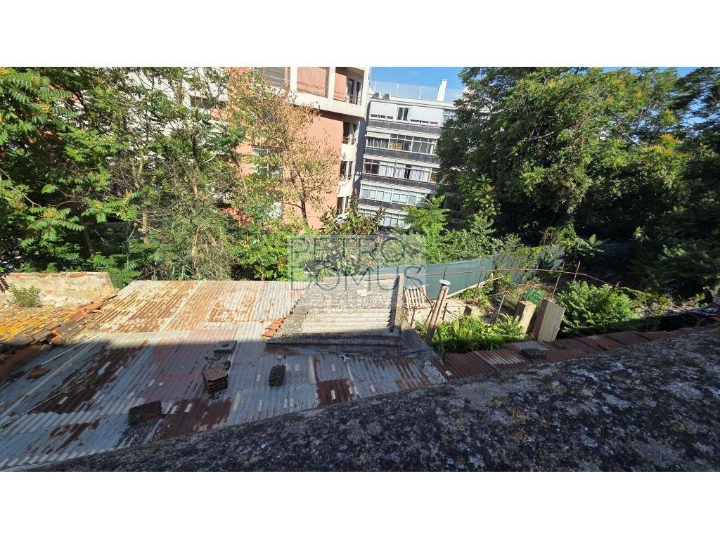 EDIFÍCIO COM POSSIBILIDADE DE CONSTRUÇÃO DE 1.000m2 - Grande imagem: 2/5
