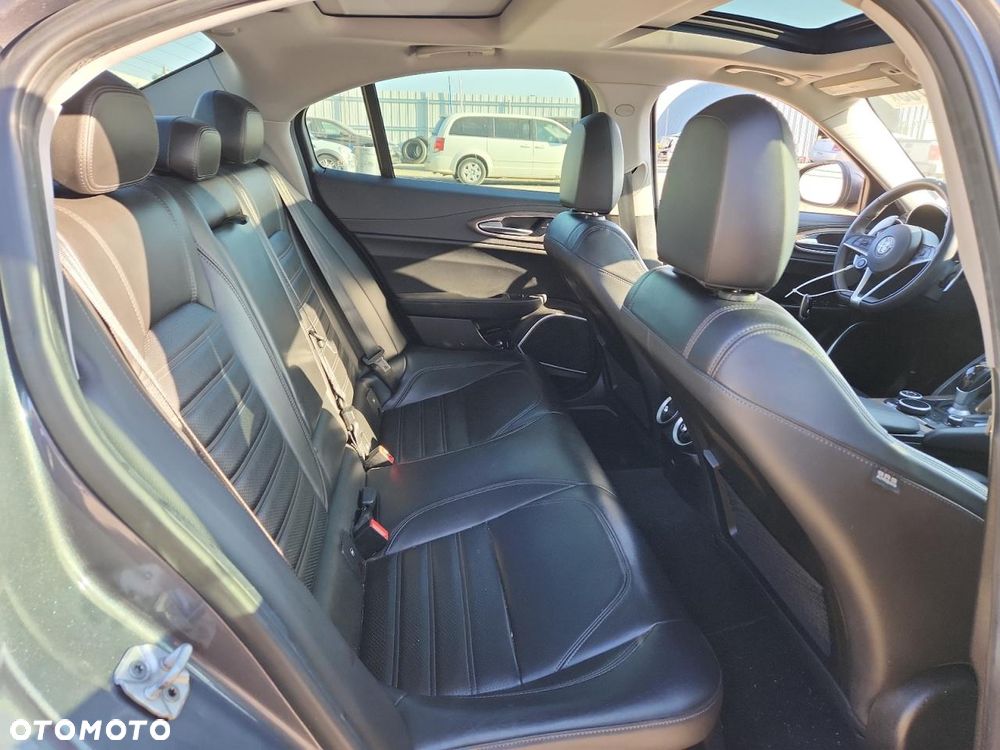 Alfa Romeo Giulia 2.0 Turbo 16V AT8-Q4 Ti - 10