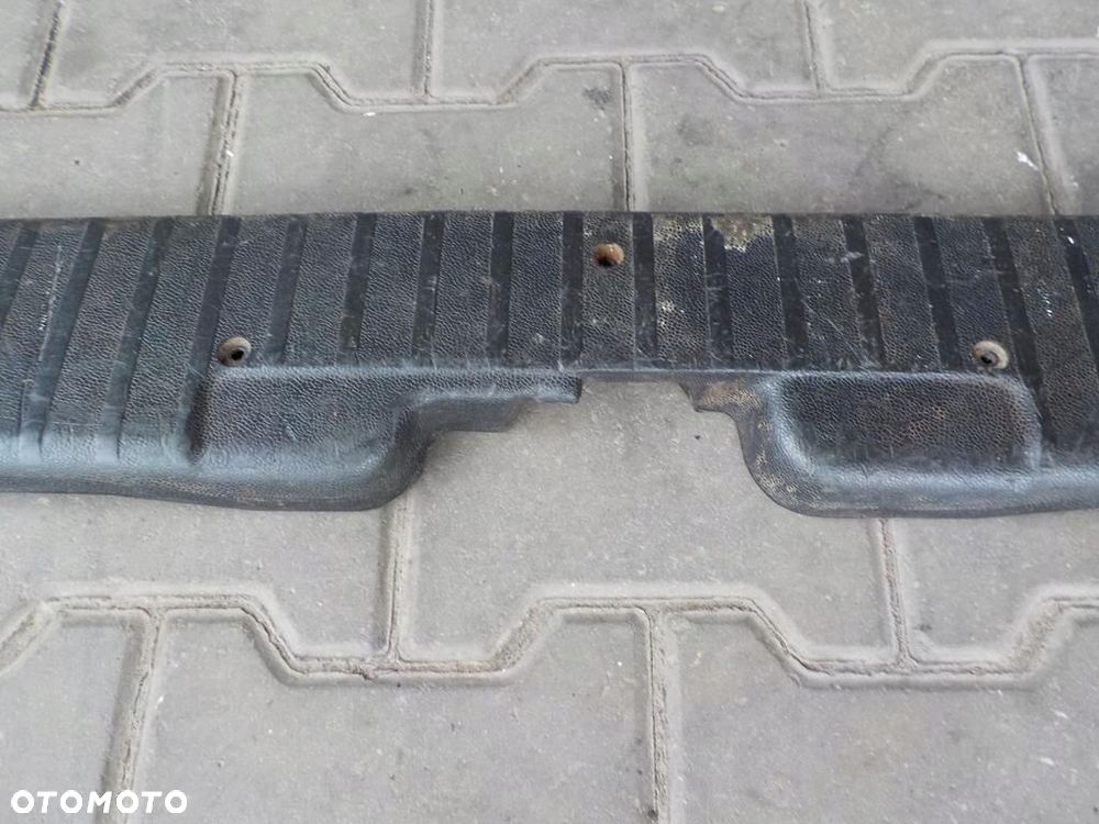 VW T4 PLASTIK LISTWA TYLNA PROGOWA POD KLAPĘ - 2