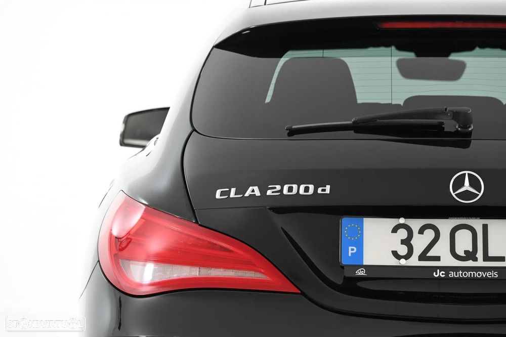 Mercedes-Benz CLA 200 d Shooting Brake AMG Line - 11
