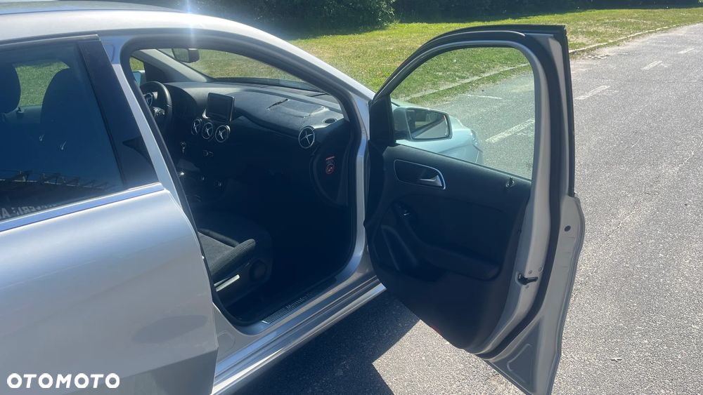Mercedes-Benz Klasa B 180 BlueEFFICIENCY Edition - 19