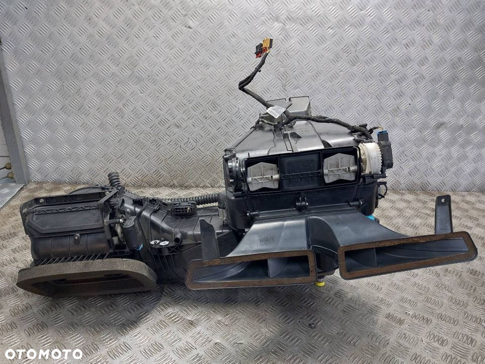 OBUDOWA NAGRZEWNICY SKODA OCTAVIA II EU - 3