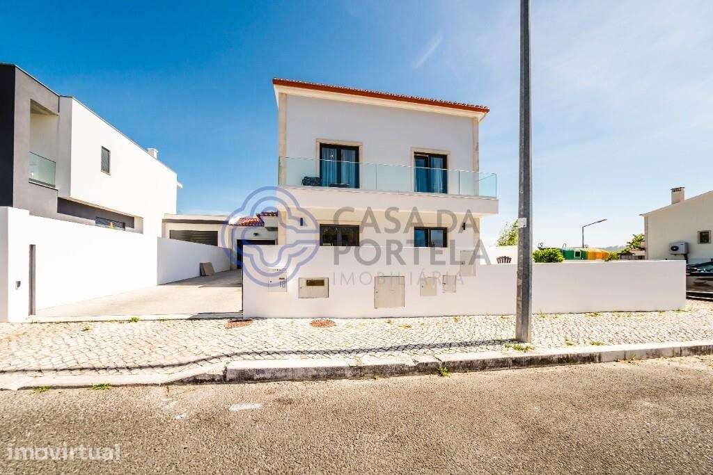 Moradia T3 + Sótão com Excelente Eficiência Energética a Apenas 3 km d - Grande imagem: 3/60