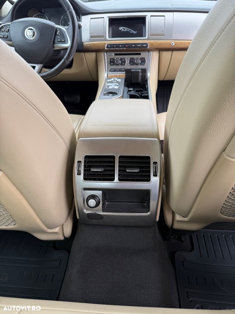 Jaguar XF 2.2D Premium Luxury - 9