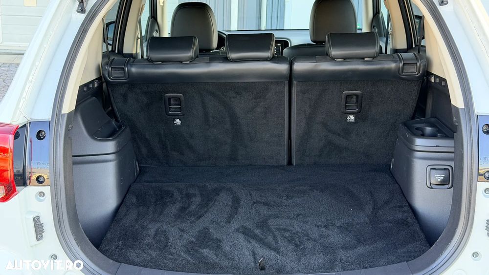 Mitsubishi Outlander PHEV 2.4 L 4X4 Intense - 25