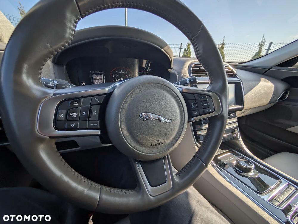 Jaguar XE 2.0 T Prestige - 29