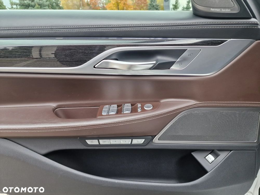 BMW Seria 7 750i xDrive - 23