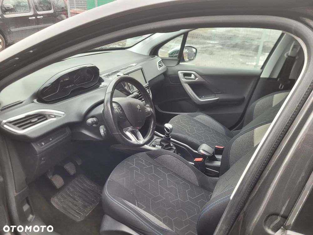 Peugeot 2008 1.2 Pure Tech GPF Style S&S - 11