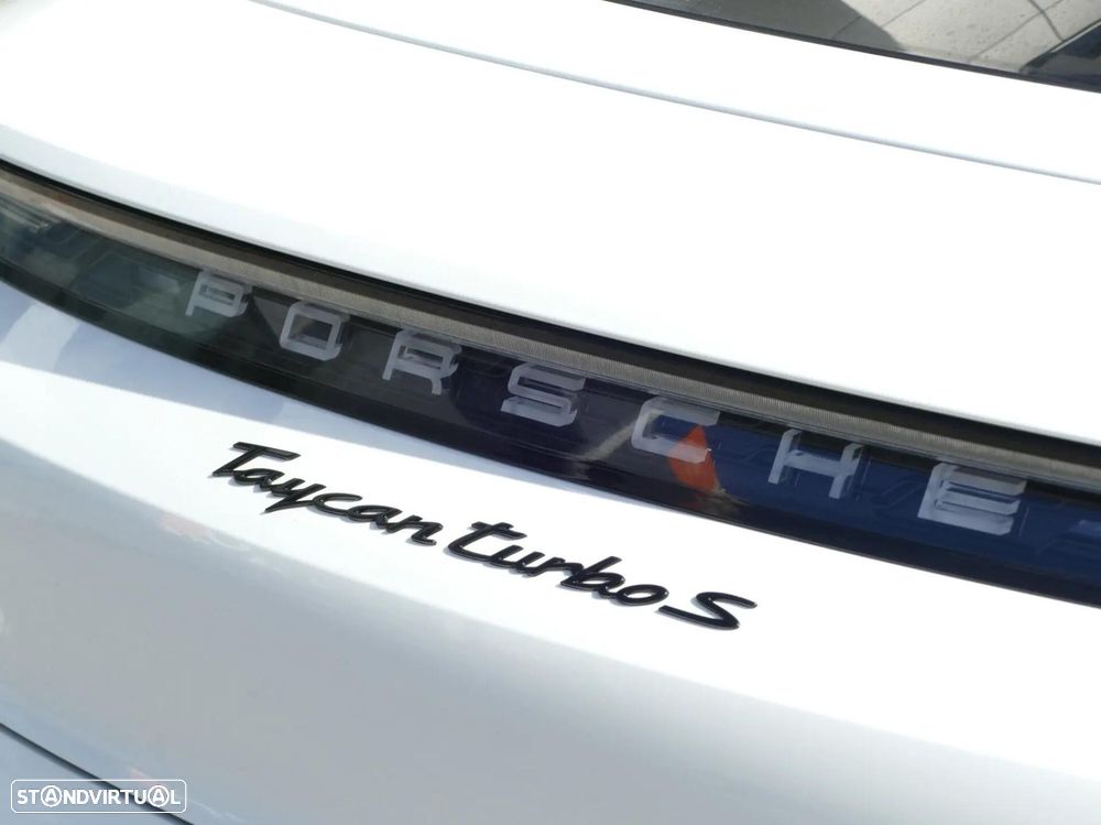 Porsche Taycan Turbo S - 12