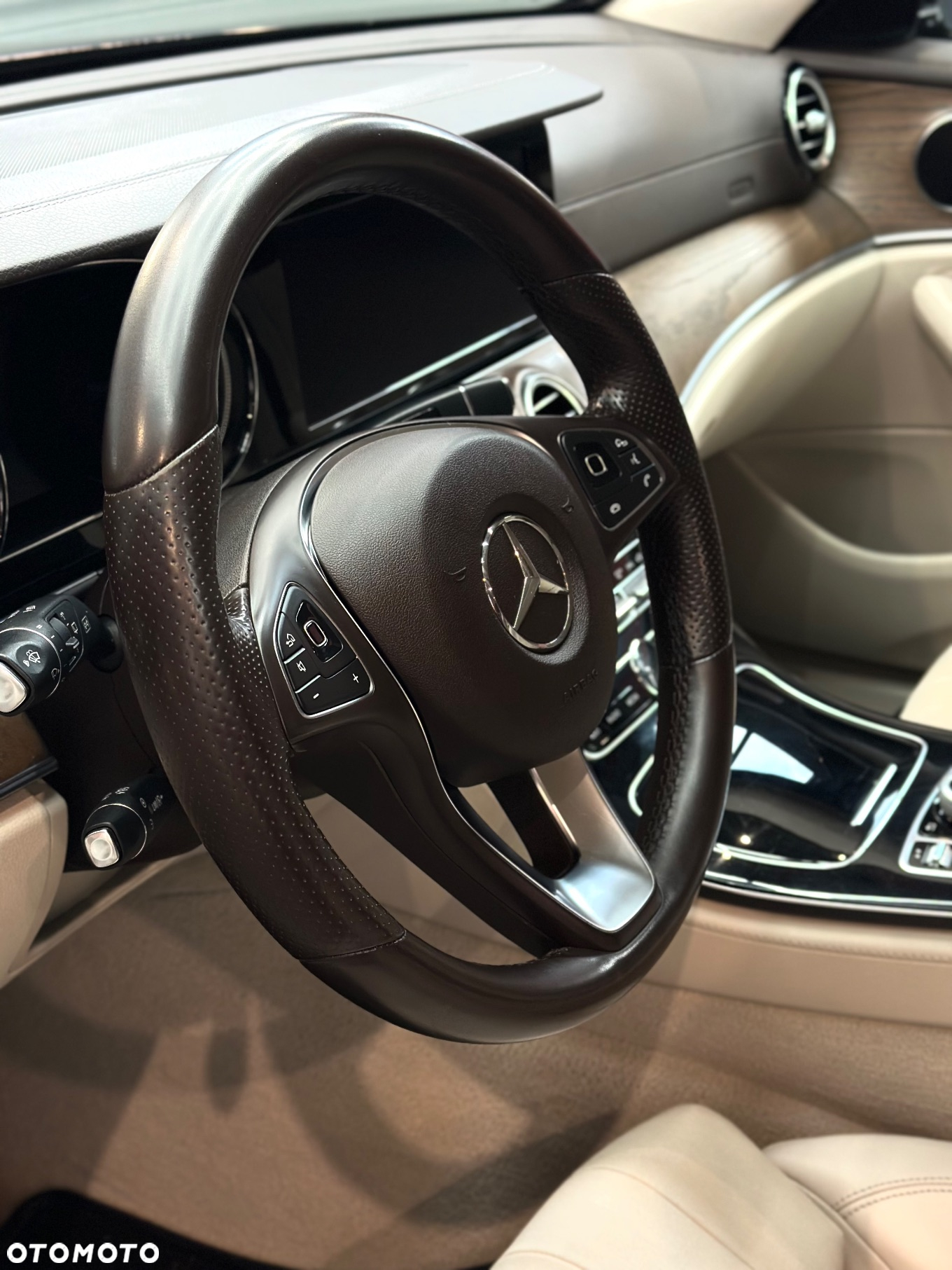 Mercedes-Benz Klasa E 200 4-Matic 9G-TRONIC - 12