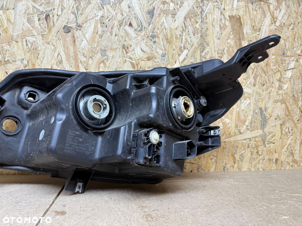 LAMPA PRZÓD PRAWA PRZEDNIA PRAWA SOCZEWKA ZWYKŁA SUZUKI VITARA III KOITO 100-18097 - 7