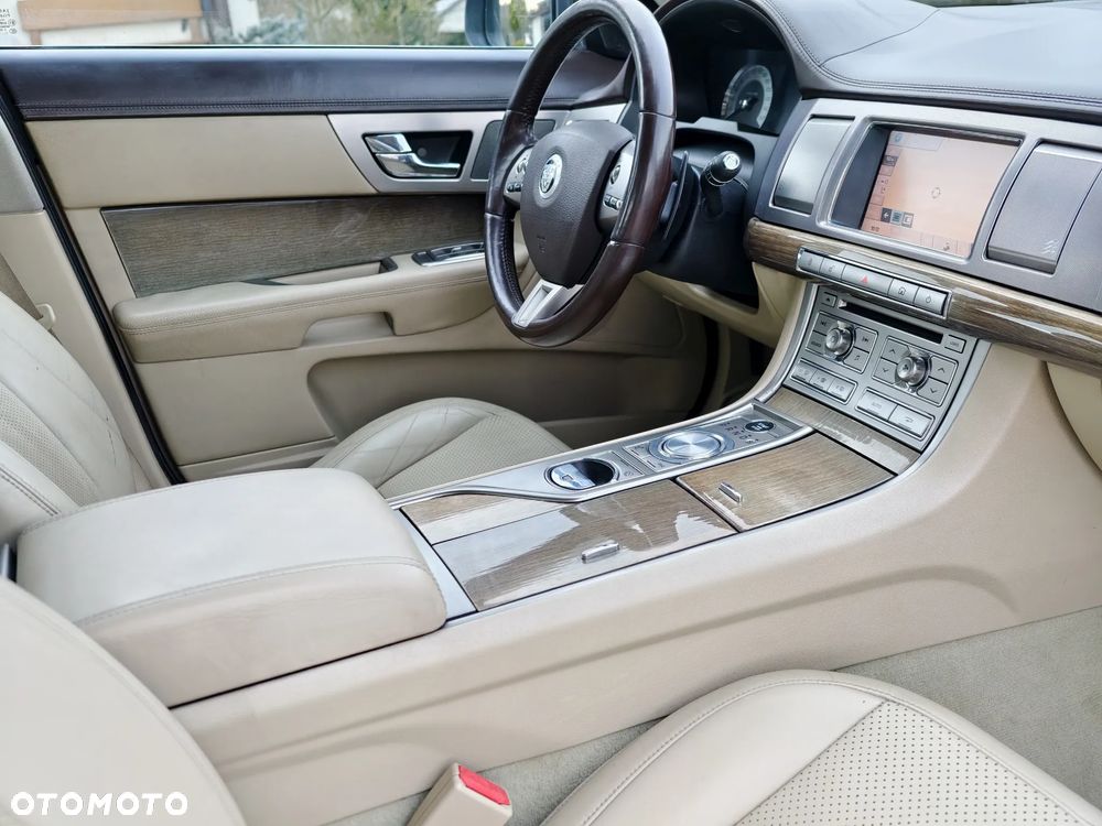 Jaguar XF 2.7 V6 D Luxury - 8