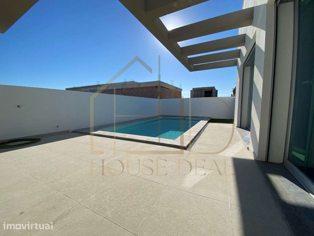 QUASE PRONTA!!! Moradia Isolada T4 com Garagem e Piscina. Azeitão - Grande imagem: 4/26
