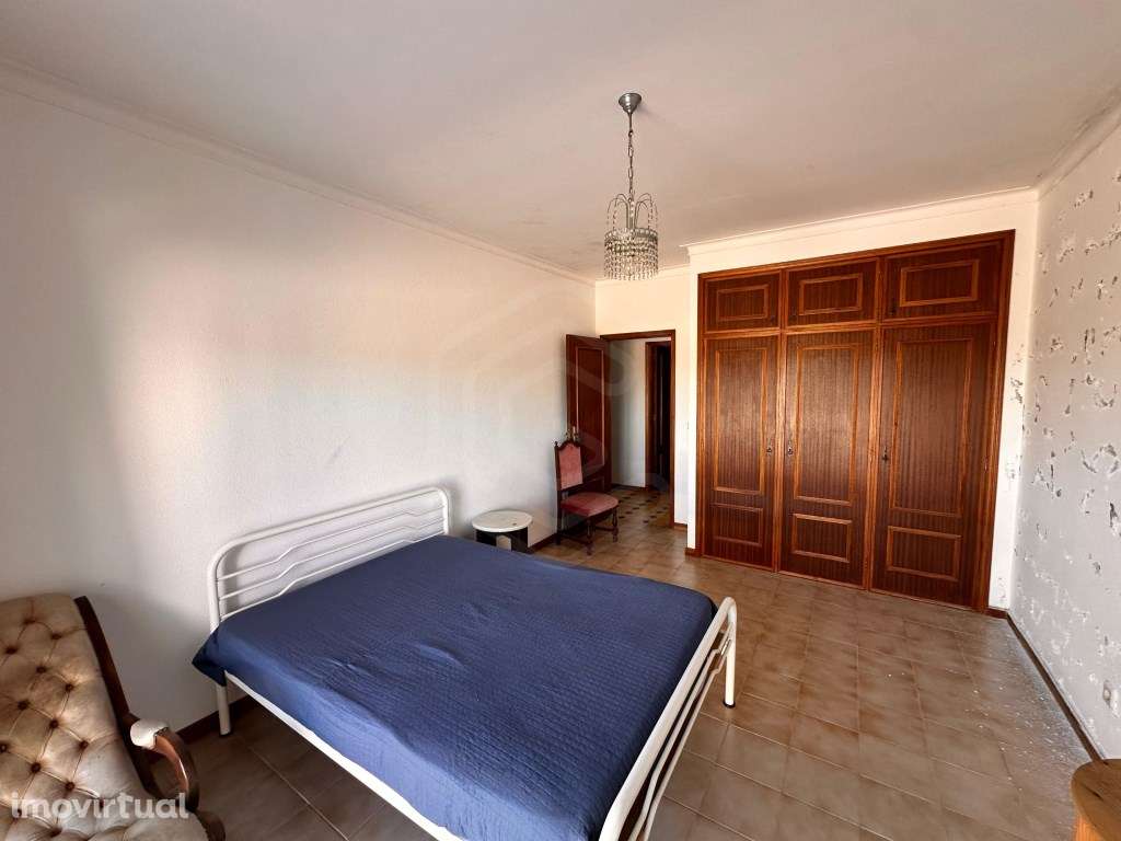 Andar de moradia T3 com amplo armazém no piso térreo nas Hortas em ... - Grande imagem: 4/45