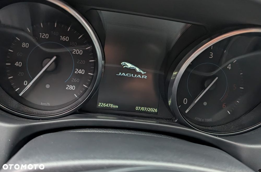 Jaguar XE 2.0 D R-Sport - 12