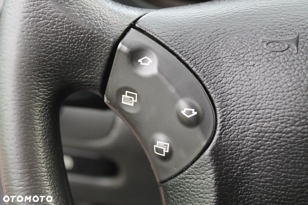 Mercedes-Benz Klasa C 200 CGI Elegance - 39