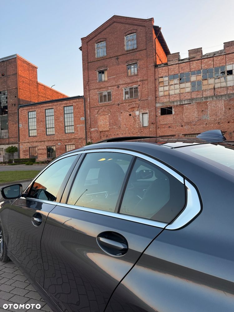 BMW Seria 3 330i xDrive Sport Line - 15