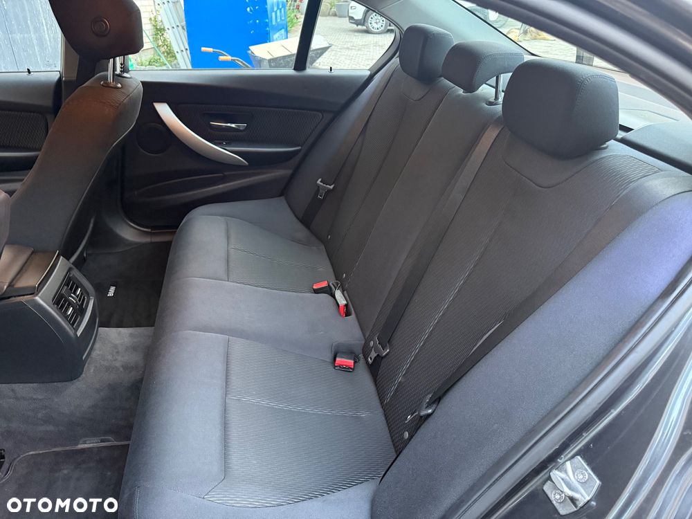 BMW Seria 3 320i - 12