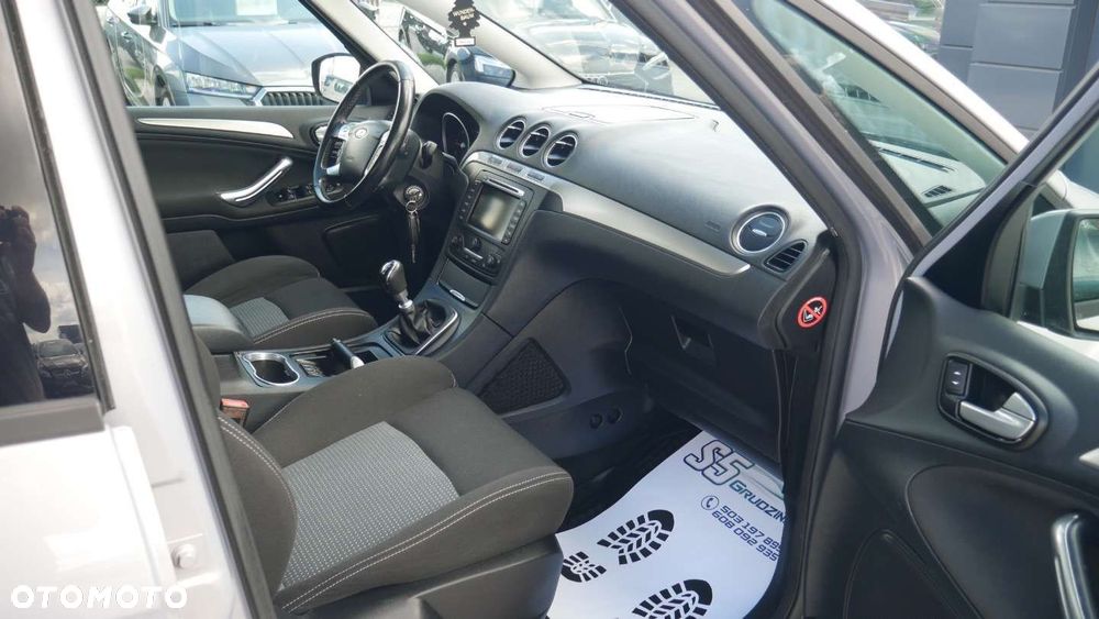 Ford S-Max - 11