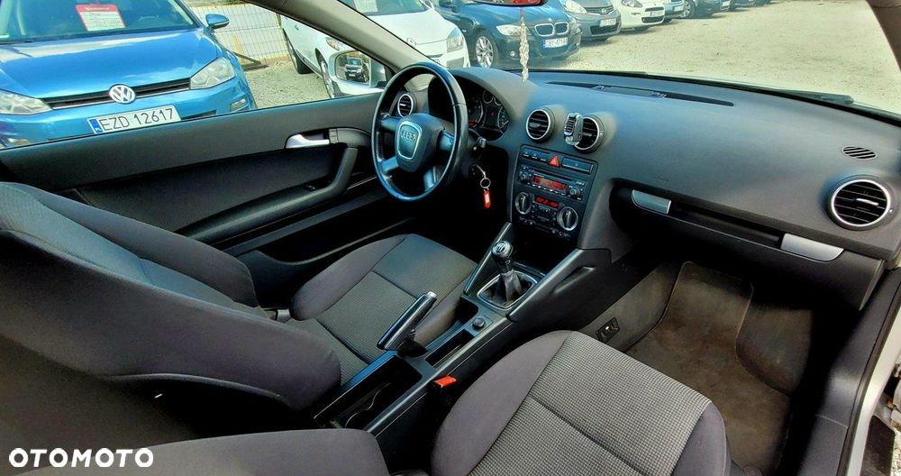 Audi A3 3-drzwiowe 1.6 FSI Attraction - 17
