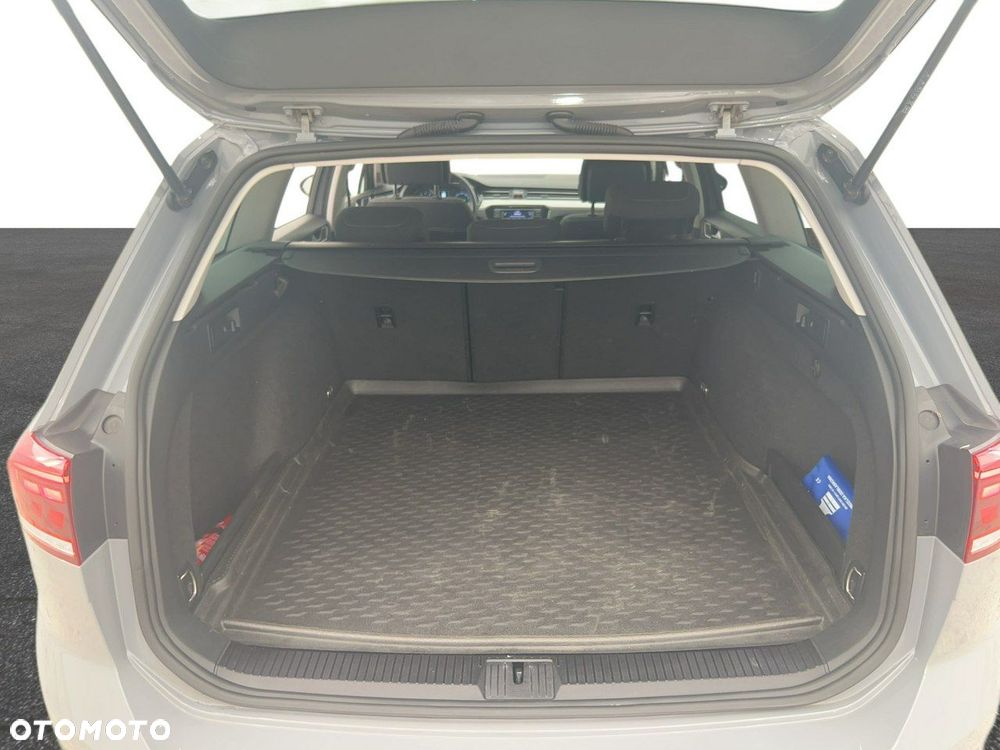 Volkswagen Passat - 11