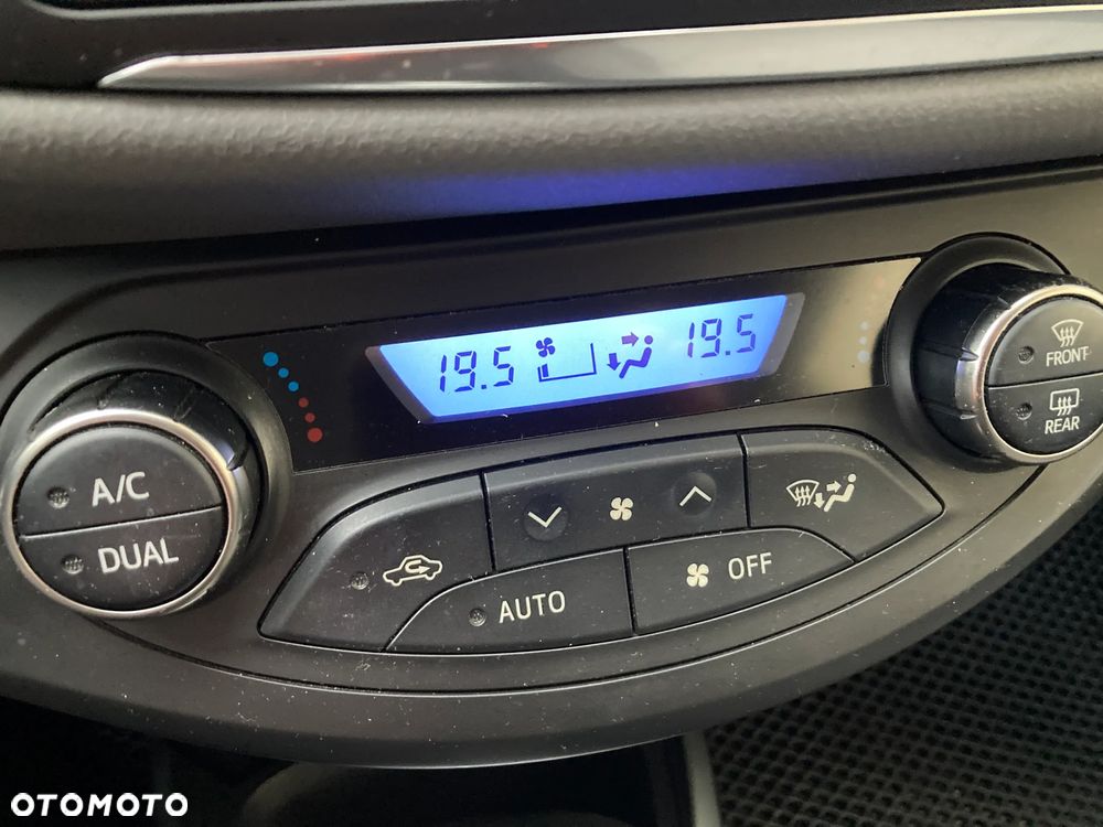 Toyota Yaris Hybrid 100 Premium - 9
