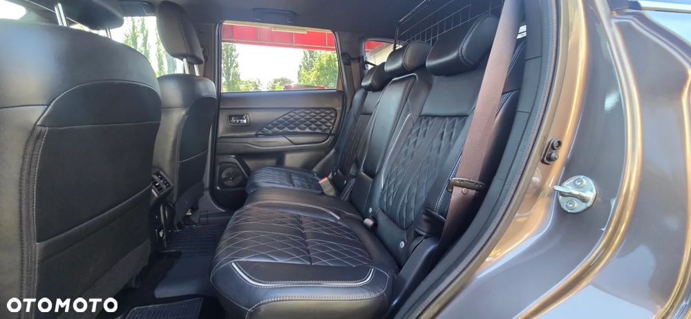 Mitsubishi Outlander 2.4 4WD Diamant+ - 32