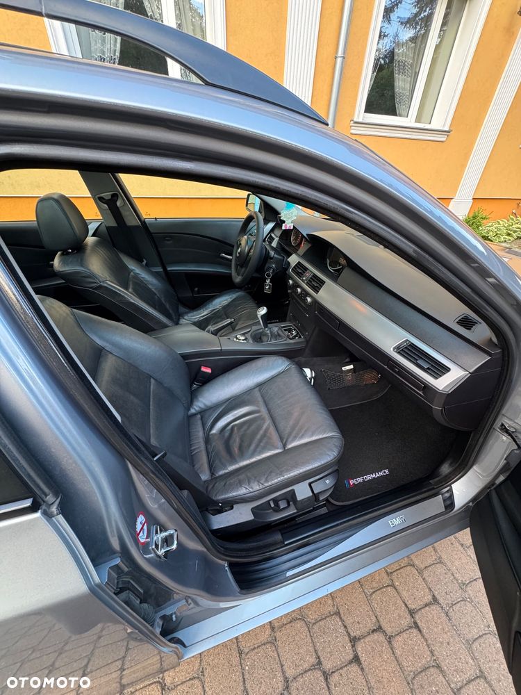 BMW Seria 5 525d - 12