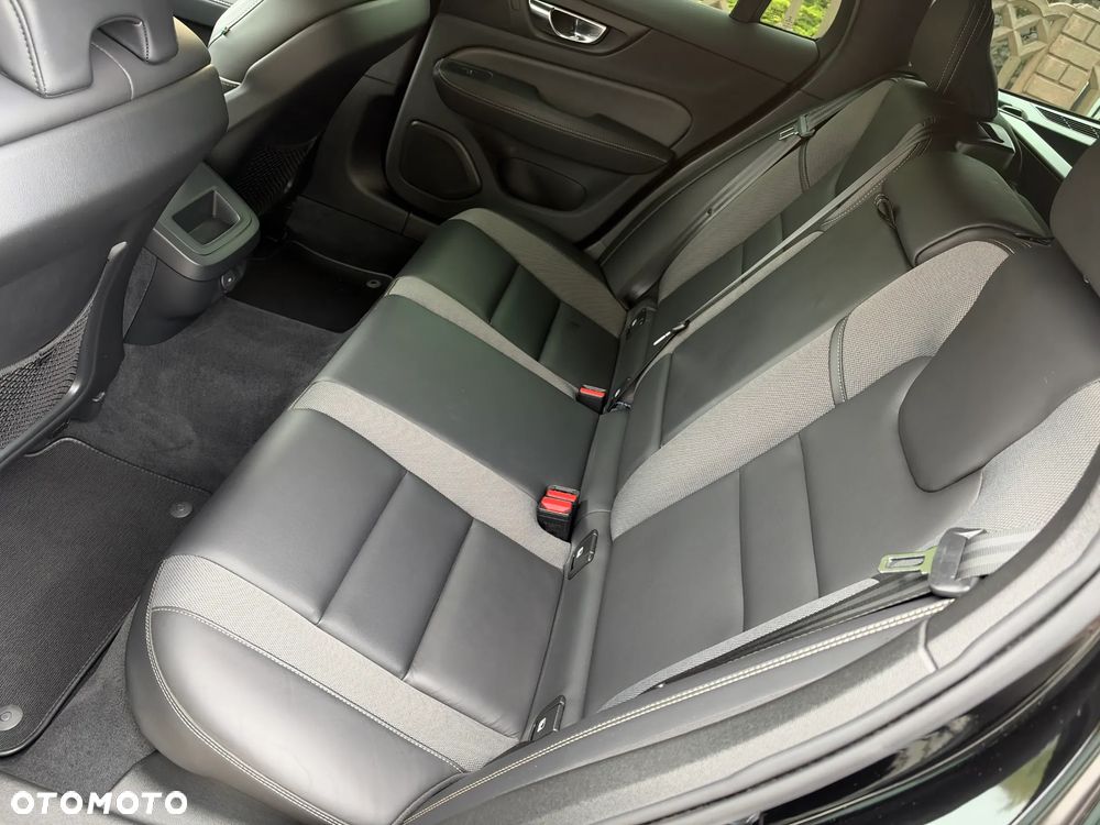 Volvo V60 B4 D R-Design - 34