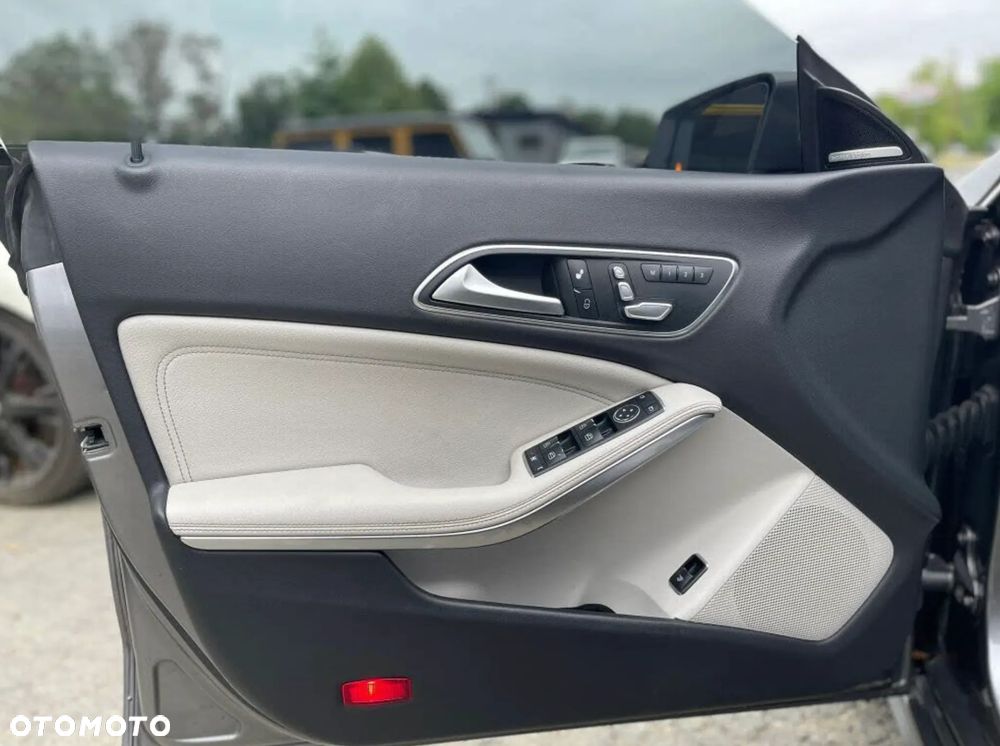 Mercedes-Benz CLA 250 4-Matic AMG Line - 23