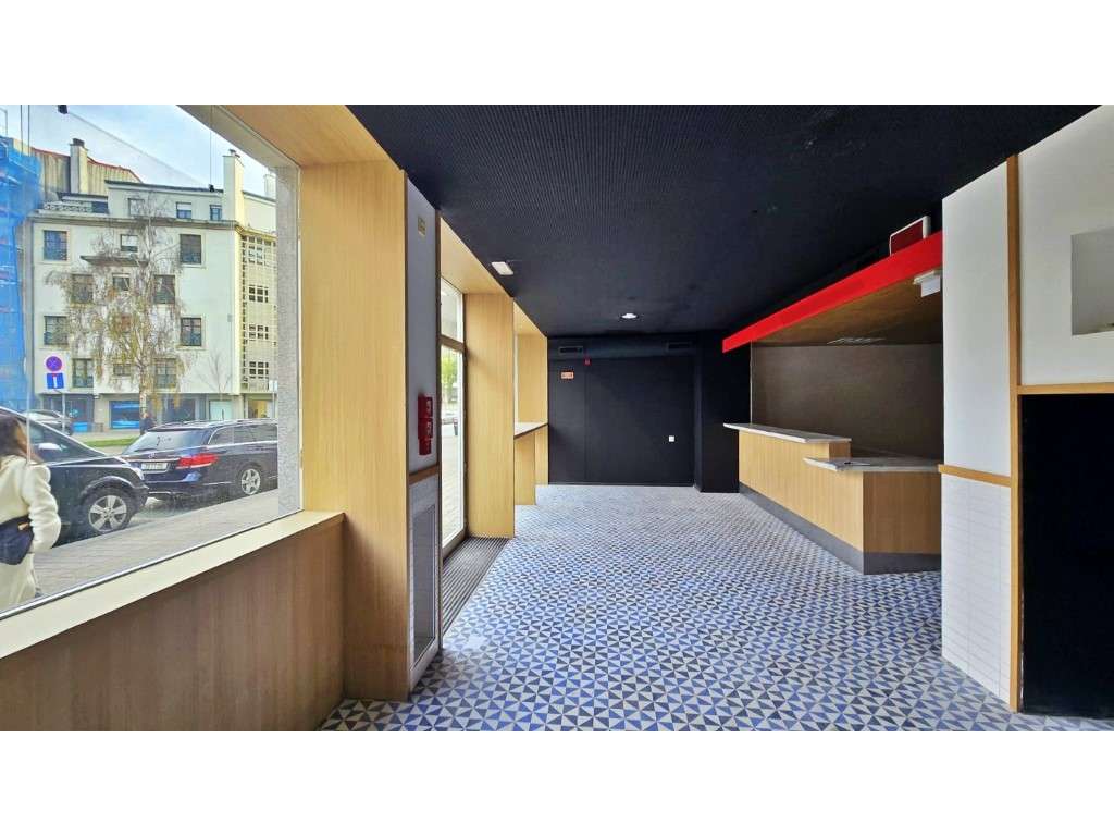 Loja com 2 pisos no coração do Porto - Grande imagem: 2/12