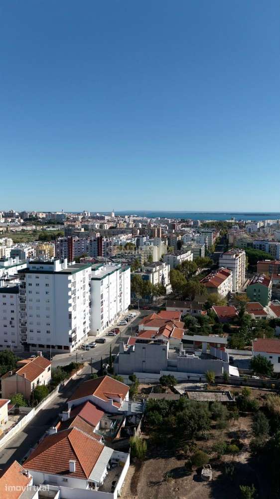 Apartamento T2 Totalmente Renovado em prédio com elevador e muita luz - Grande imagem: 3/35