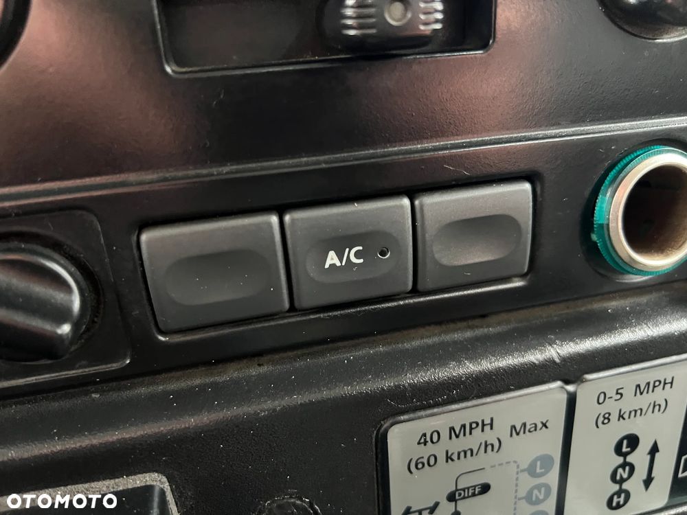 Land Rover Defender - 14