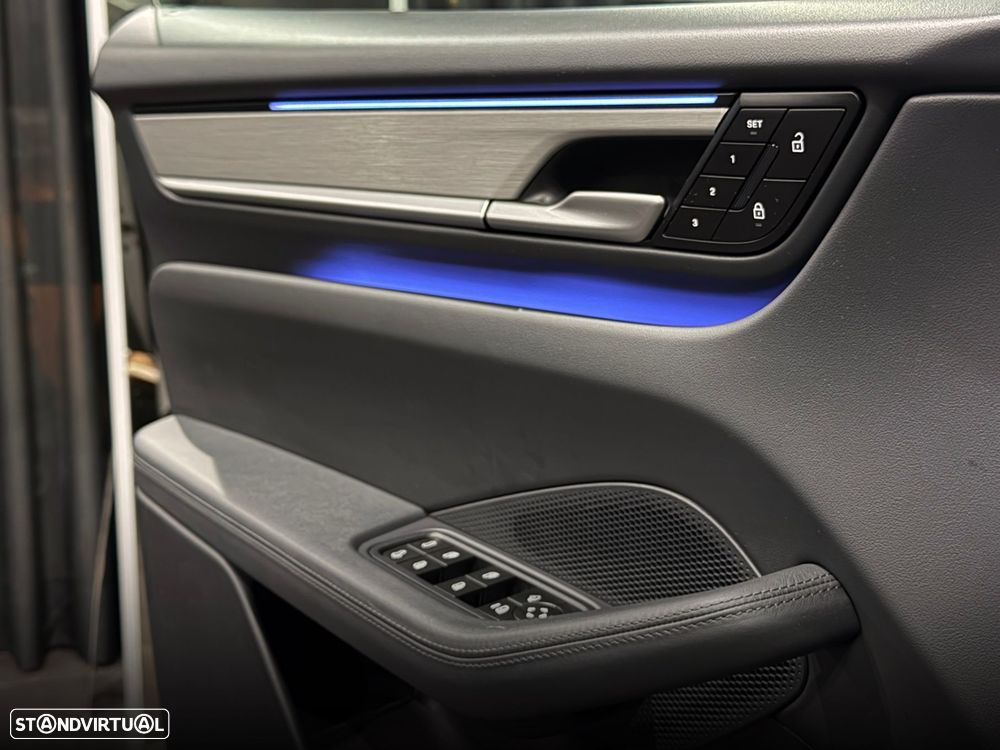 Porsche Macan Electric 4 - 18