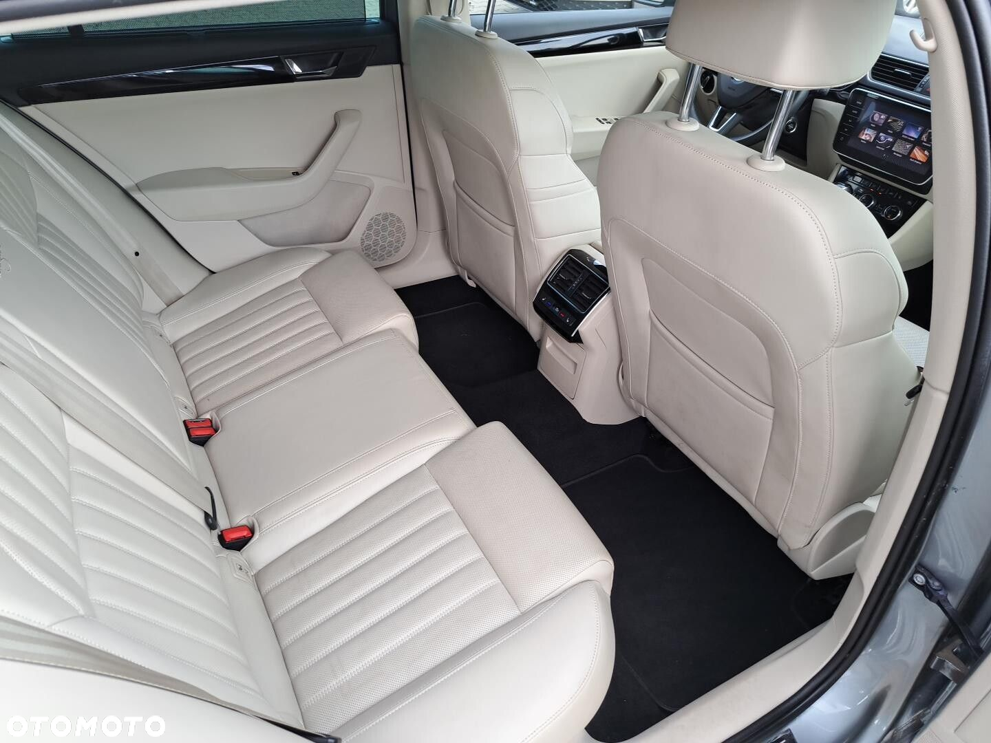 Skoda Superb 2.0 TDI L&K DSG - 26