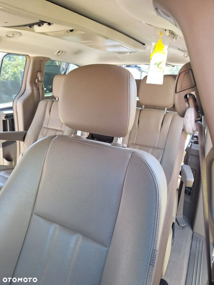 Chrysler Town & Country - 12