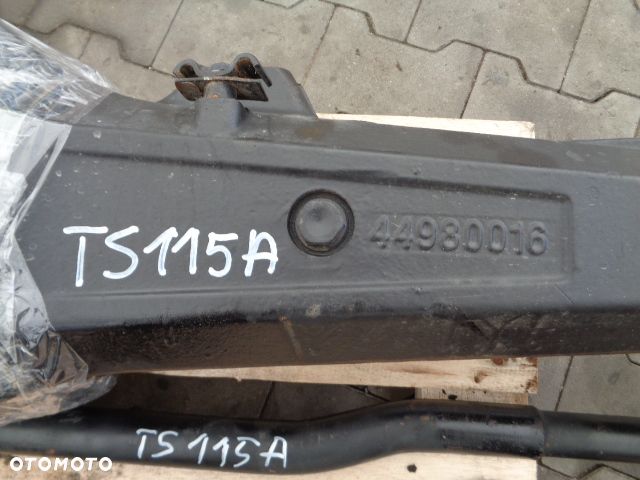 Obudowa przedniego mostu zwrotnica półoś New Holland TS115A - 3