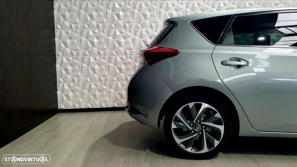 Toyota Auris 1.4 D-4D Com. +P.Techno+P.Sport - 5