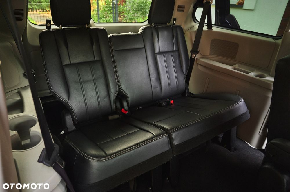 Chrysler Town & Country 3.6 Limited - 35