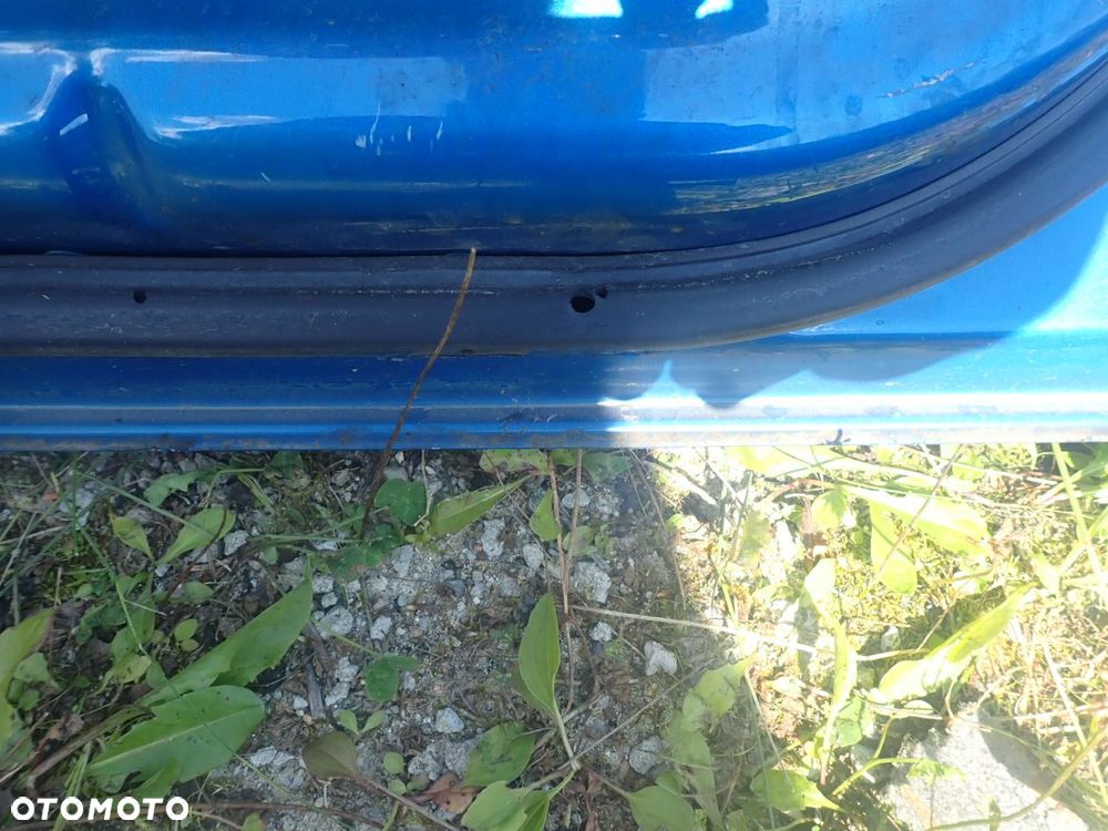 DRZWI PRAWY PRZÓD TOYOTA YARIS II  KOL: 8T0 - 8