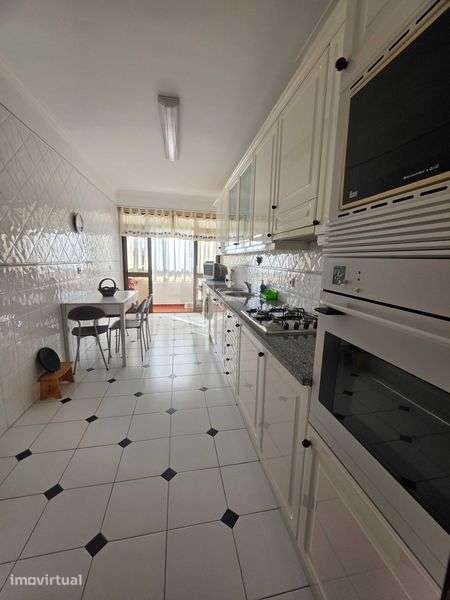 Arrenda-se T2 Mobilado, Parqueamento, Arrecadação em Telheiras-Carnide - Grande imagem: 3/12
