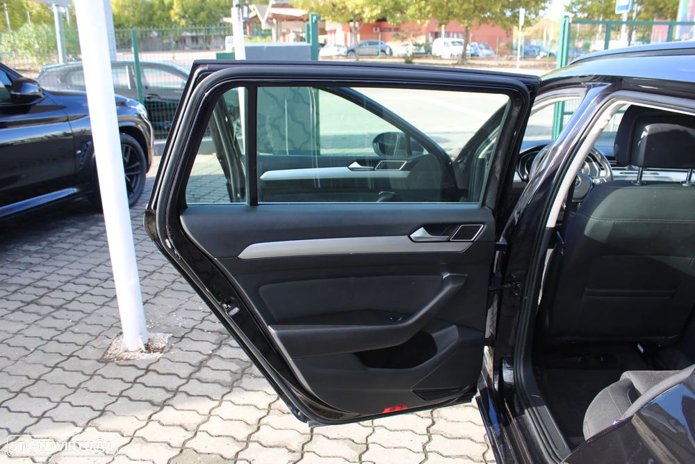 VW Passat Variant 2.0 TDi Confortline - 27