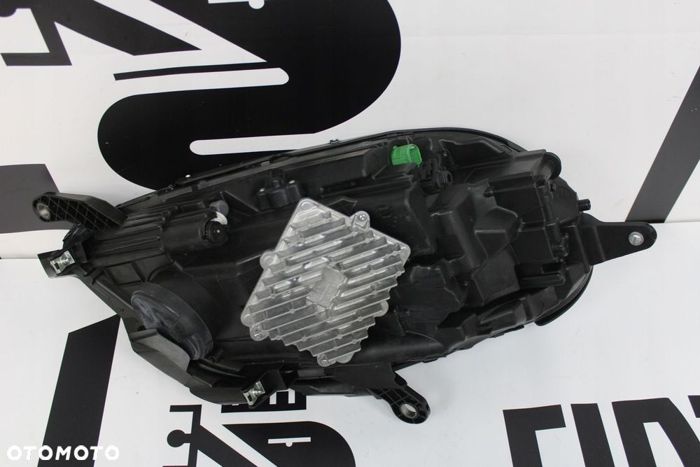 PRAWY REFLEKTOR LED MASERATI GRANTURISMO 2023 USA - 4