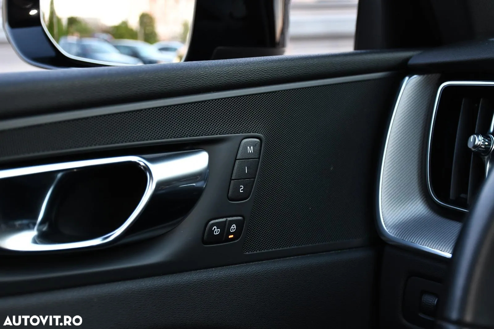 Volvo XC 60 B4 MHEV AT AWD Plus Dark - 25