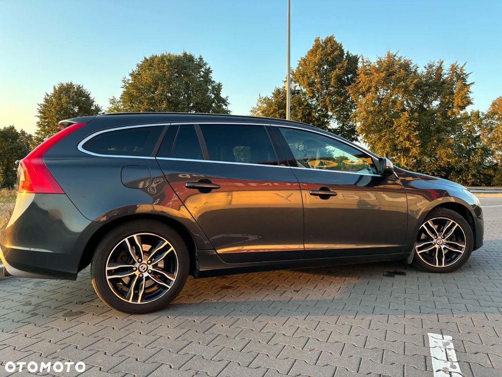 Volvo V60 D3 R-Design - 4