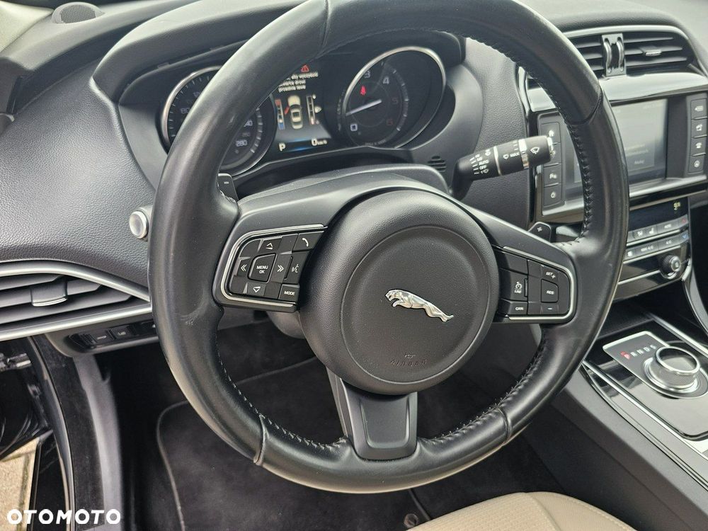Jaguar XE - 22