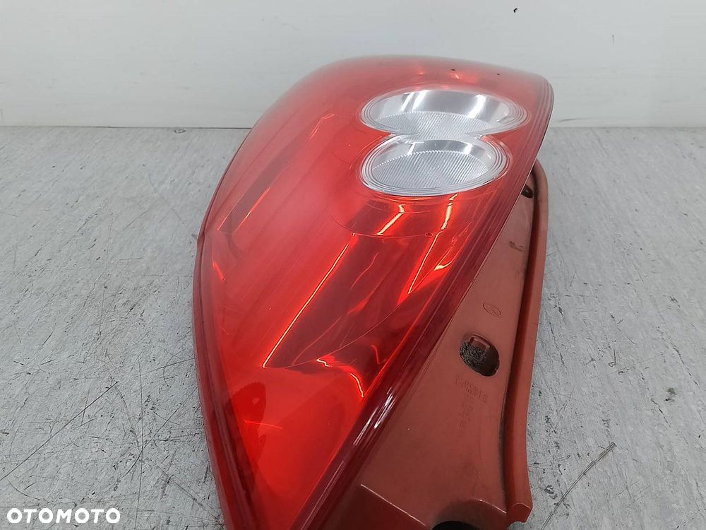 LAMPA TYLNA PRAWA MAZDA 5 ( 05-10 ) C23551150   P4830R - 7