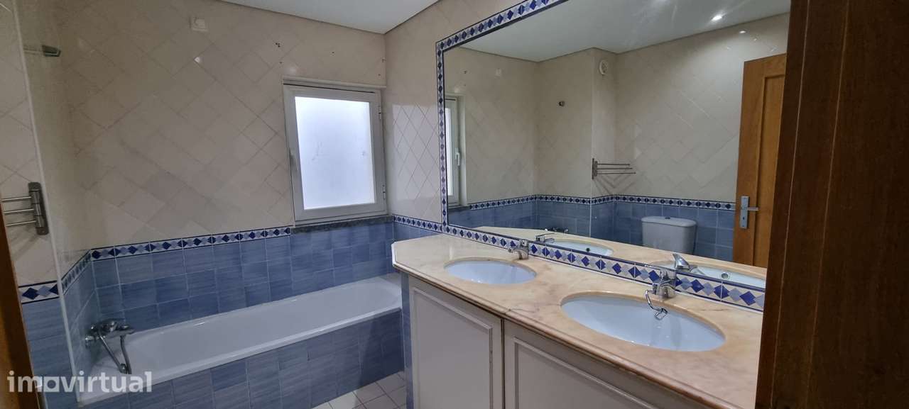 Apartamento T3 com terraço, garagem e localização central - Grande imagem: 5/38