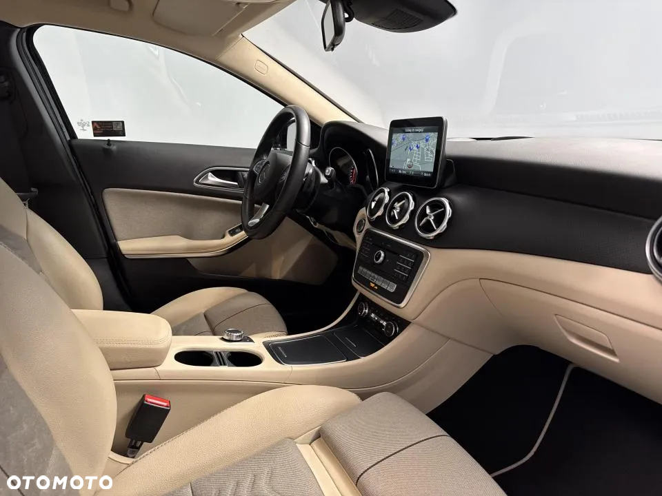 Mercedes-Benz GLA 200 7G-DCT - 23