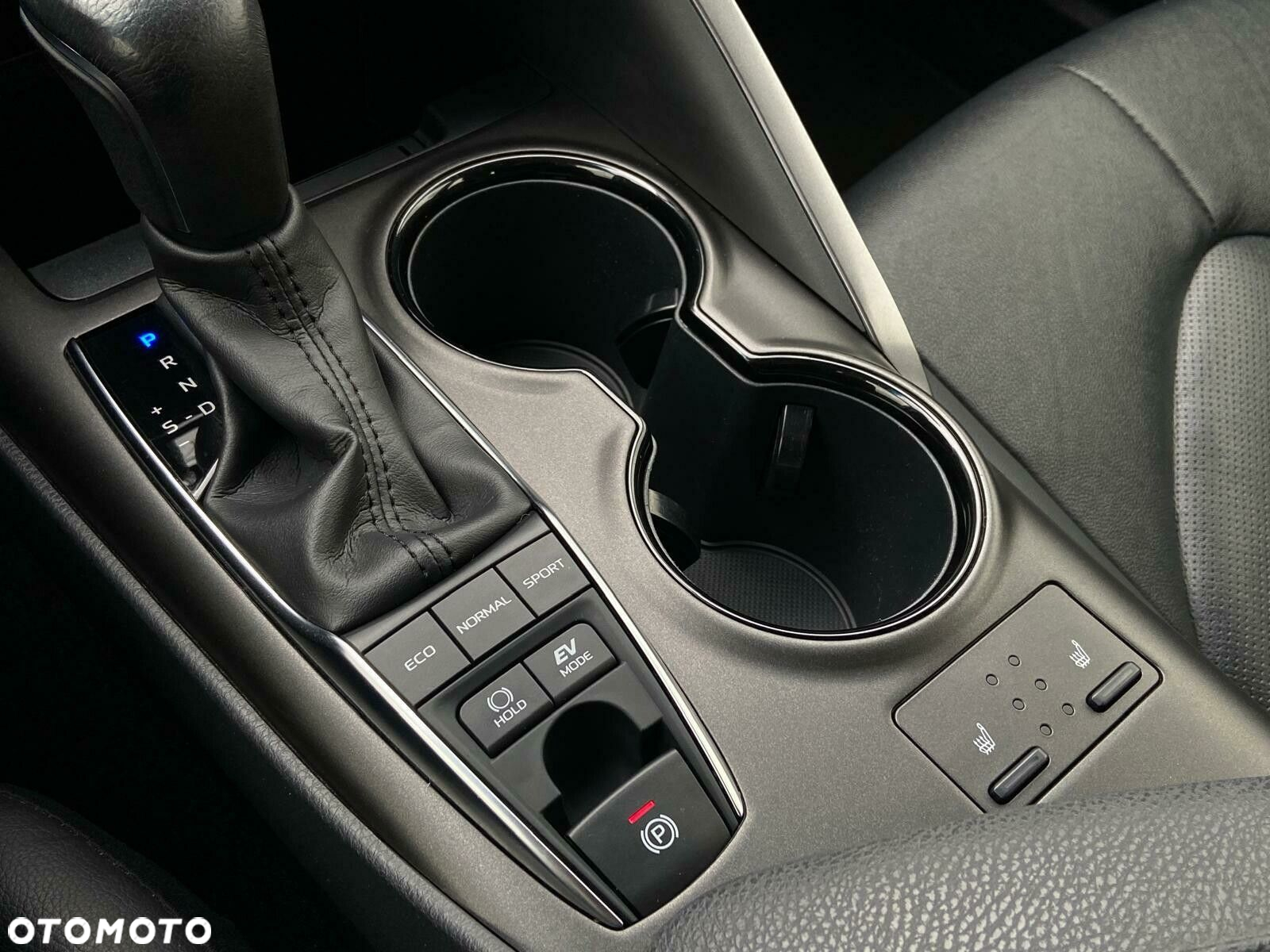 Toyota Camry 2.5 Hybrid Comfort CVT - 23